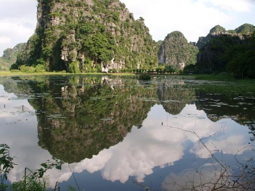 Ninh Binh ニンビン、パノラマツーリング。ダートでパンク。山羊肉屋の屋台で青空パンク修理。えーーーーっ。The a !!!!!?