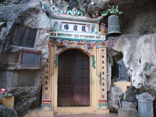Ninh Binh ニンビン　Trang An チャンアン から目と鼻の先にあるお寺　Đ?ng chùa Bàn Long バンロン洞窟寺。謎だらけの不思議なお寺。。。　