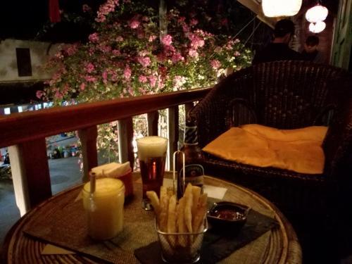 ’１８　ラオス＆ハノイ旅１１　ブルーラグーンの夕食～ナイトマーケットで買い物～タンゴールでラオス最後の夜