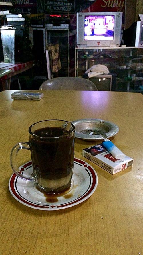 インドネシア・リアウ諸島州・ブラカンパダン 「早朝のスラムのカフェで」