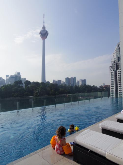 2・4歳児連れ週末KL旅行、ルネッサンスとストライプス泊まり比べ