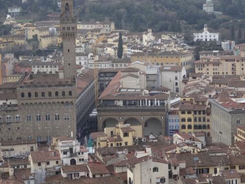 フィレンツェ　シニョリーア広場のアパートと近隣のお店