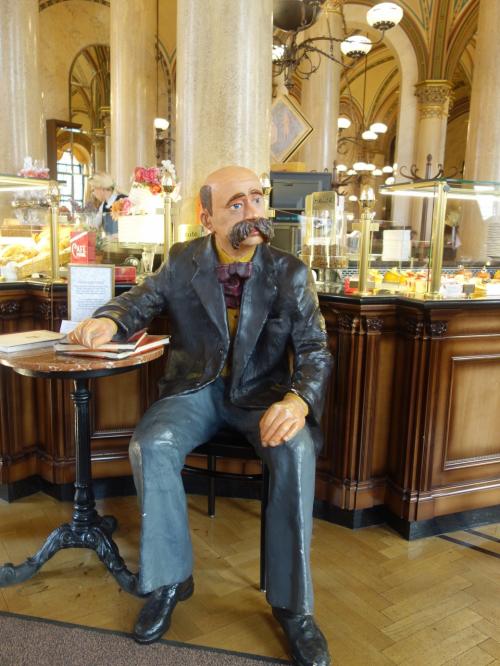 カフェ・ツェントラルでひとやすみ。いかにもウィーンといったところです。