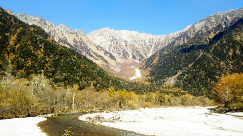 快晴に誘われて晩秋の上高地へ