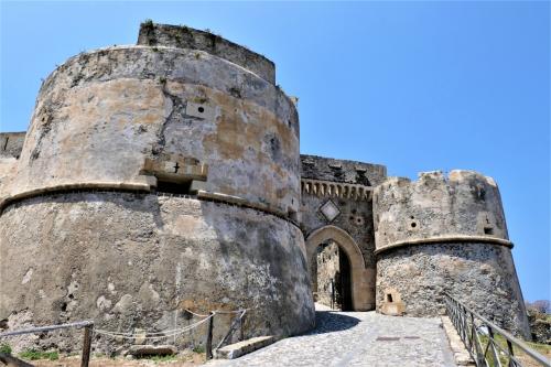 魅惑のシチリア×プーリア♪　Vol.40　☆ミラッツォ城：広大な城壁内から古城へ白昼夢♪