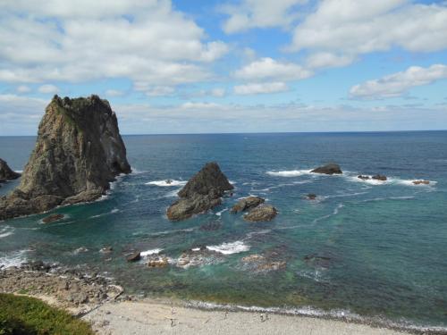 島武意海岸は曇っていても常に積丹ブルー