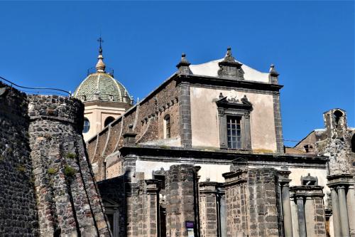 魅惑のシチリア×プーリア♪　Vol.464　☆アドラーノ：初代の大聖堂の遺構と現在の大聖堂の競演♪