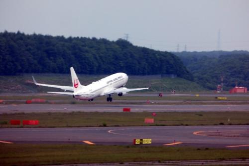 １８．初夏の札幌パークホテル2泊　新千歳空港 JALサクララウンジ　ラウンジから飛び交う飛行機の写真を写します