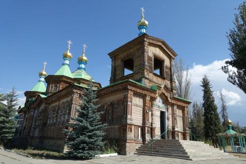 カザフスタン・キルギス８日間の旅（８）カラコル	聖三位一体教会、ドゥンガン・モスク
