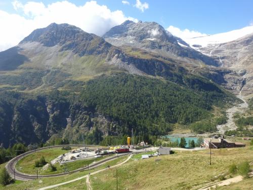 絶景が広がるアルプスの山歩きと鉄道の旅：スイス、リヒテンシュタイン旅行【５５】（2019年秋 ８日目⑨ アルプグリュムの絶景）