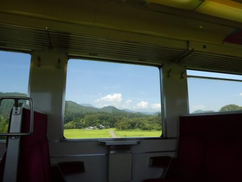 東武電車を乗り継ぎ乗り継ぎ鬼怒川温泉へ。車両はだんだん豪華に。最後は特急リバティ。