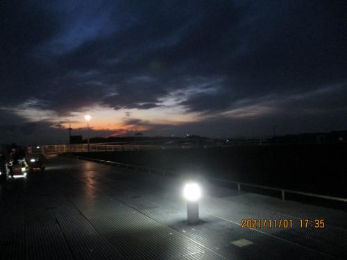 豊浜釣り桟橋１１月初旬　３つ目明かりが点くようになりました