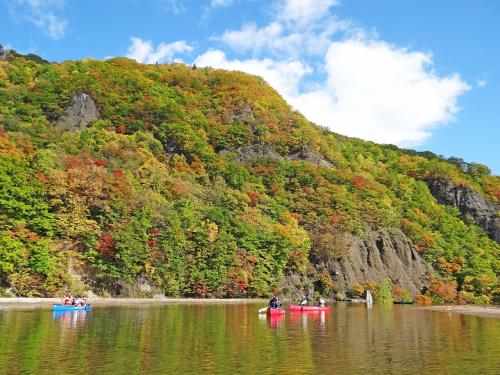 紅葉の札幌　定山渓温泉　さっぽろ湖