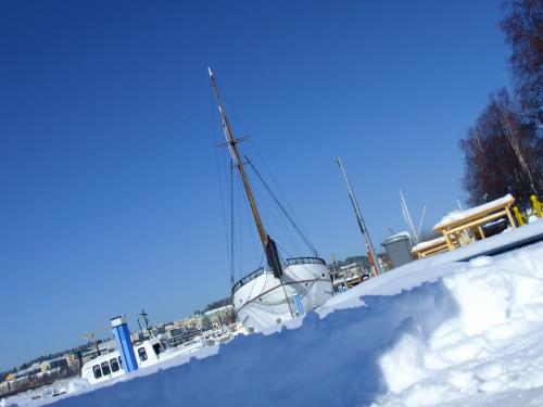 【ユヴァスキュラ③】凍結して雪原になった真っ白い湖を歩いて渡る。青い空に煌めく樹氷も見つけましたよ。