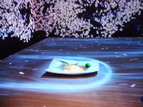 銀座でいただく美食とアートのコラボレーション、ムーンフラワー月花を楽しむ時間と東京なだ万の朝食。