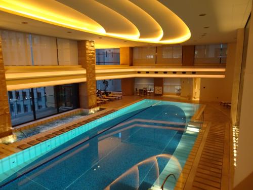 憧れのホテル☆ペニンシュラ東京でおひとりさまホカンス♪ 貸切プールとインルームダイニングを満喫！