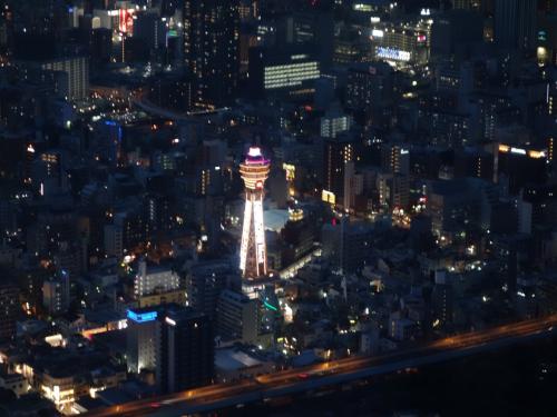 あべのハルカスから大阪の夜景を見る。高すぎ、遠すぎで、みるべきものがみえない。