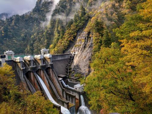 紅葉の黒部峡谷　　　　　　　　　乗り＆撮り旅＠鉄道王国富山