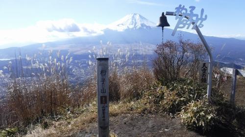 冠雪の富士山と南アルプスを望むハイキング