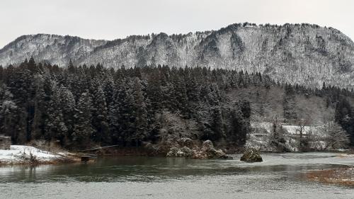 雪の阿賀野川