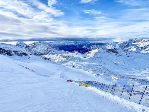 スイス・ツェルマットでスキー 5日目 = イタリア側 ヴァルトルナンシェ・チェルヴィニア 日本チームコーチと遭遇 =