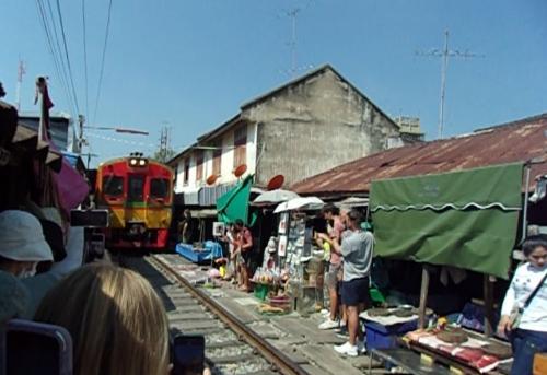 久しぶりに異国の地へ　タイと韓国の旅　その４　驚異の折りたたみ市場、メークローン市場を目指すローカル列車の旅＆バンコク滞在最終日の街歩き