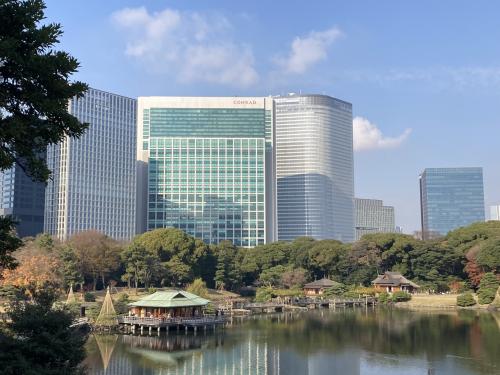 「コンラッド東京」は朝食になんとロブスター❣️　そして紅葉の残る「浜離宮恩賜庭園」を散策