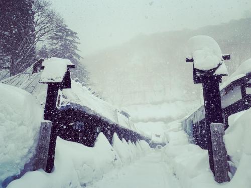 秋田の田沢湖高原スキー場と雪舞う乳頭温泉郷（蟹場温泉、大釜温泉、鶴の湯）