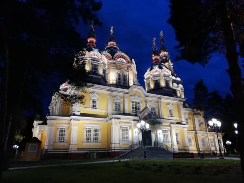 【カザフスタン】パンフィロフ公園にあるロシア正教会　ゼンコフ教会