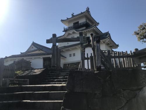 静岡県の城跡巡り：掛川城と前身の掛川古城へ。復元された美しい木造天守閣と整備された古城跡