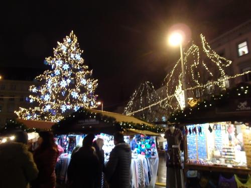 久々のヨーロッパはチェコでクリスマスマーケット巡り【３７】自由広場の夜のクリスマスマーケットへ