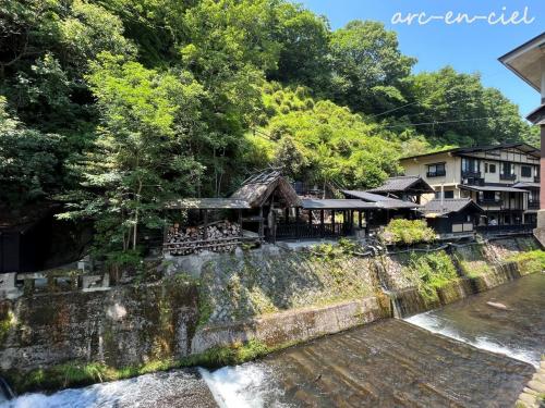 川のせせらぎ、蛍の舞に心なごむ黒川温泉★山みず木別邸 深山山荘（2023）