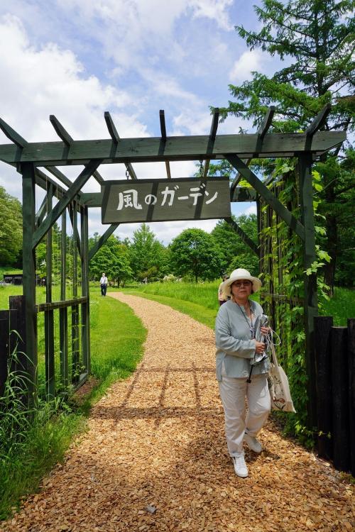 クラブツーリズム 富良野・美瑛と北海道ガーデン街道８つの庭園（4）新富良野プリンスの「風のガーデン」を散策し、フラノ・マルシェでお買い物。