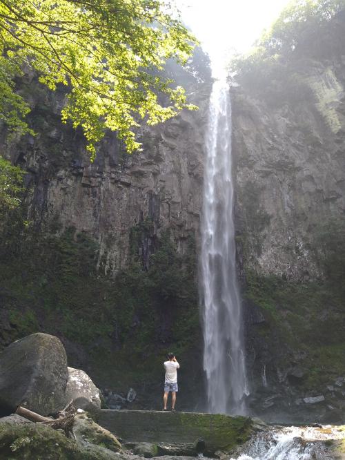 滝で涼をとりながら、涼しい小田温泉「はなむら」に泊まりに行く