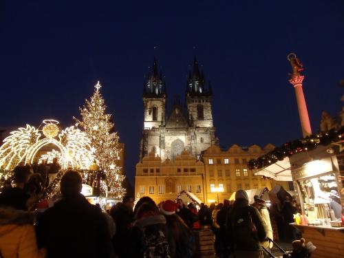 久々のヨーロッパはチェコでクリスマスマーケット巡り【５５】旧市街広場のライトアップされたマーケットで