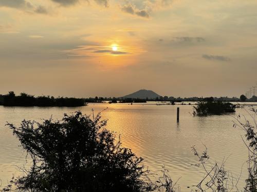 アンコールワット以外ではカンボジアの富士山の夕日鑑賞がおすすめです。