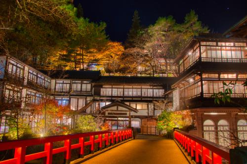 露天風呂で散りゆく紅葉を眺める旅。晩秋の四万温泉。（１日目）