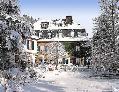 セピア色の思い出：メリークリスマス！ベルクミューレの名の小さな古城ホテルでホワイトクリスマスを過ごした。