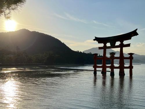 安芸の宮島、大鳥居、何に見える？