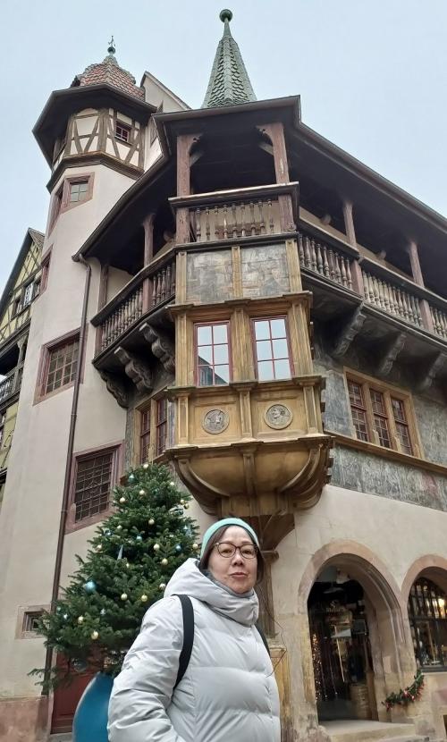 トラピックス　スイス・アルザス地方8つのクリスマスマーケット巡り（5）コルマールの街歩きで「ハウルの動く城」のモデルの家と出会う。