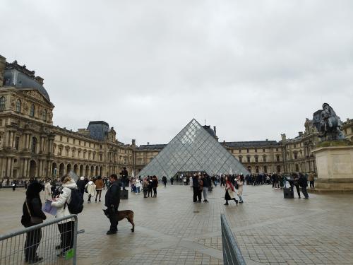 パリ３日目。テレビの２時間で回るルーブル美術館を見て結局７時間もいた