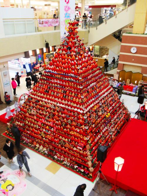 日本一の高さを誇るピラミッド型雛壇：鴻巣「びっくりひな祭り」2024
