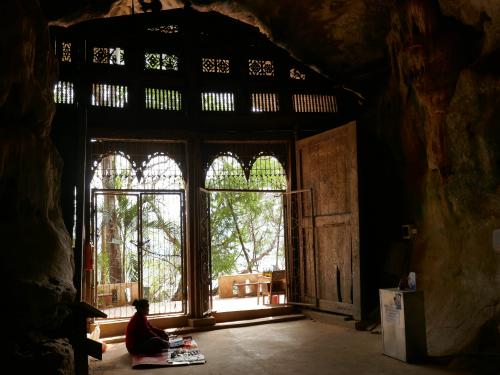 2024年1月　ラオスとベトナムの旅4　ルアンプラバン朝の托鉢と定番半日観光、パークウー洞窟へ　Luang Prabang