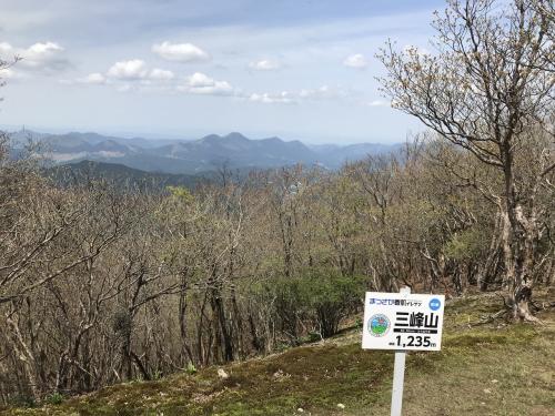 新緑が眩しかった　三重、奈良県境にある三峰山