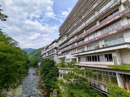 廃れた温泉街を散策する - 群馬・水上温泉 - 1泊2日温泉ひとり旅 (前編)