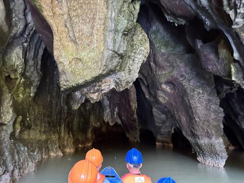 パラワン島プエルトプリンセサ　世界遺産の地下河川ツアーと街歩き