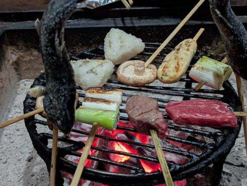 石和温泉　囲炉裏で活ヤマメを食す