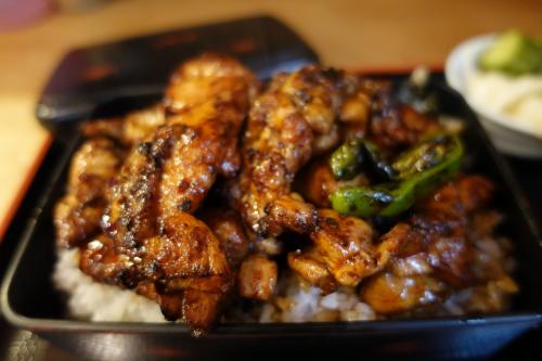 20250305-1 人形町 雨がシトシトのお昼、おが和に並んで焼鳥重→ユニゾンテイラーで食後のコーヒー