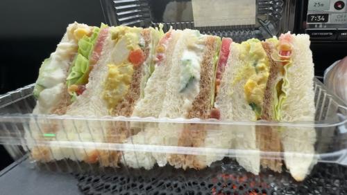 【沖縄春旅2025⑧】ホテルの朝食をスキップして楽しい＆美味しい沖縄Ｂ級グルメ探し