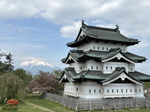 今しか見られない曳屋された弘前城